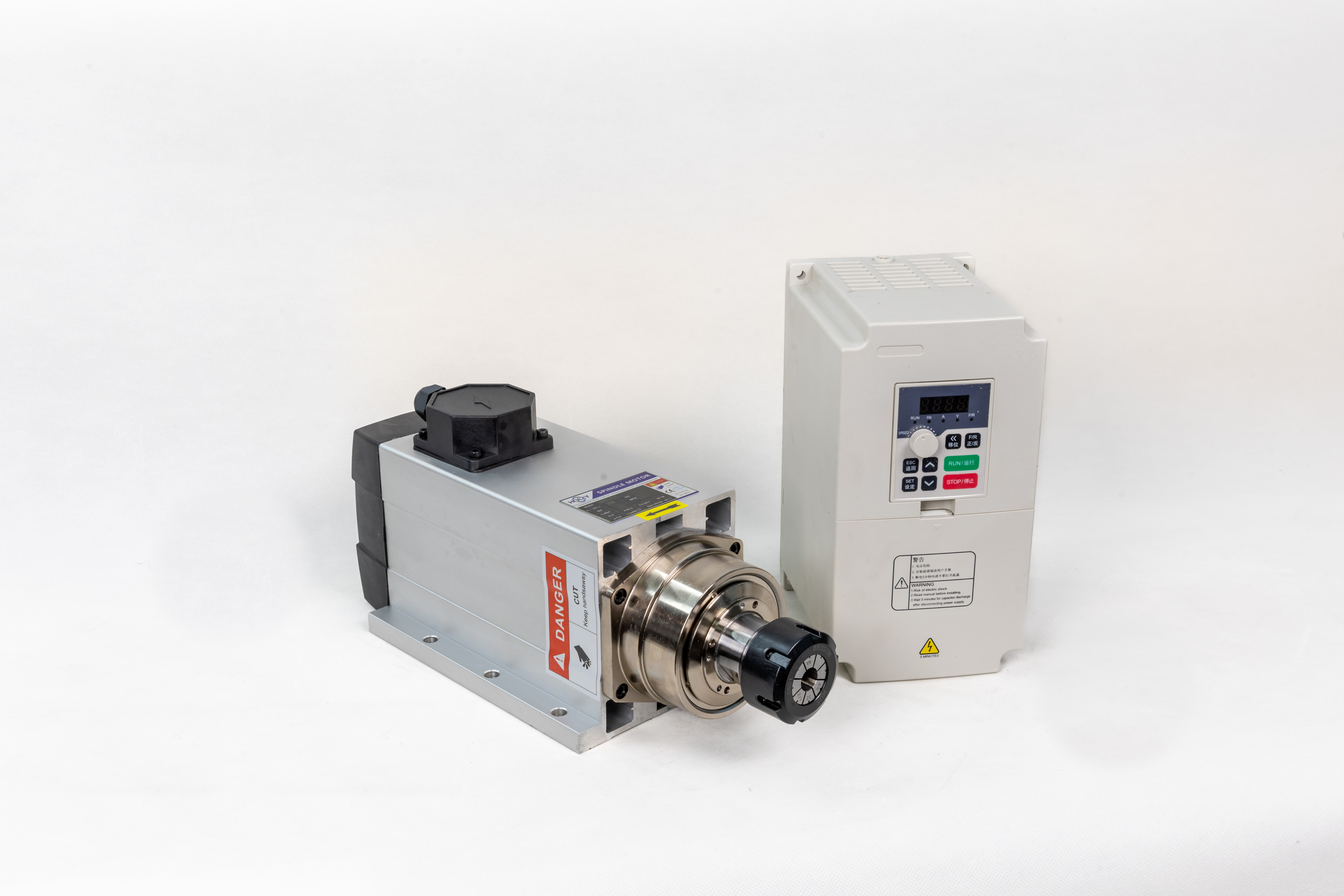 Nagy hat&eacute;konys&aacute;g&uacute;, 3,5 kW-os l&eacute;ghűt&eacute;ses ER25 ors&oacute;motor CNC famegmunk&aacute;l&oacute; g&eacute;pekhez